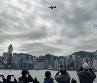 国产C919飞越维港