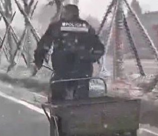 老人迷路，警车让给老人坐