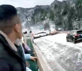 高速路面积雪多车连撞