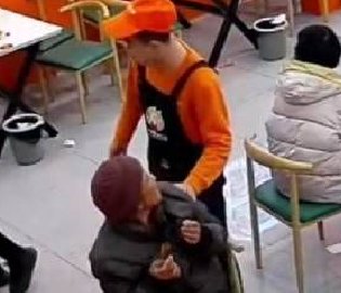 店员为拾荒大姐点餐