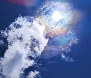 云南玉龙雪山现七彩祥云