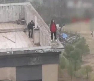 55岁民警救回轻生女子