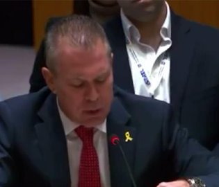 以代表重现卡扎菲台词