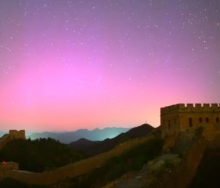  The Great Wall and the Aurora are in the same frame
