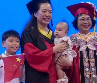 女博士带娃赴毕业典礼