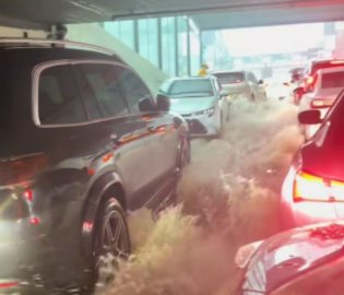 市民暴雨地库逃生瞬间