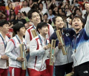 中朝韩选手合影