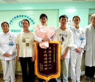 学医女生实习路上救人一命