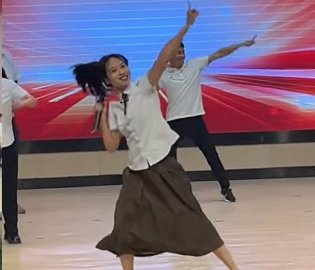 95后女老师唱跳庆开学