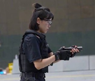 女特警手枪打灭蜡烛