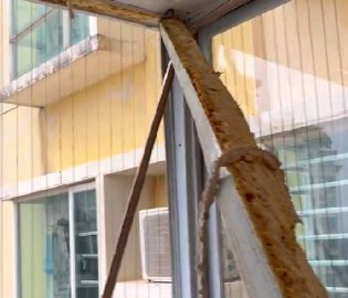 房门被摩羯吹变形