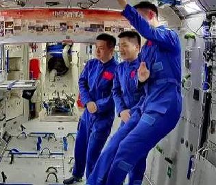 神十八乘组为祖国庆生