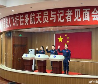 神十九乘组亮相