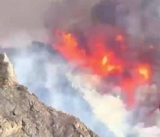 四川雅江突发山火