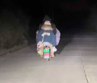 男子照亮父女俩回家路