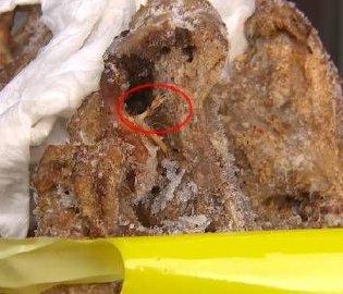 顾客称鸡架上有鸡毛