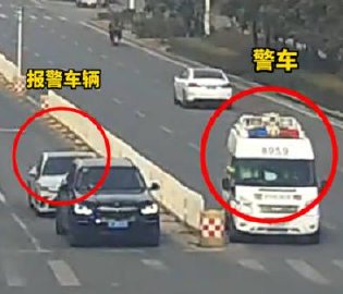 小孩坠楼警车开道送医