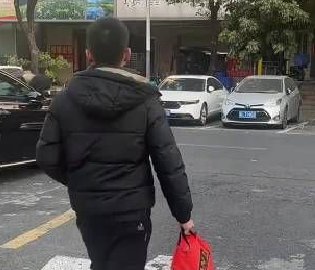 男子徒步返乡过节