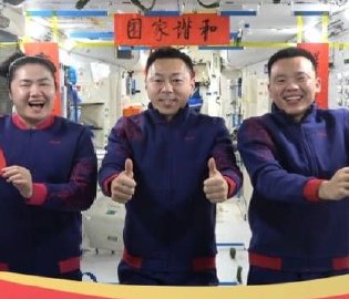 神十九乘组拜年