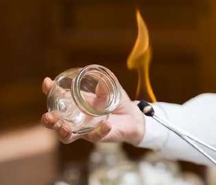 女子拔火罐被烧伤