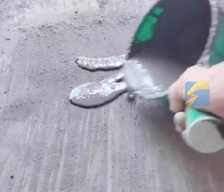 泥瓦工用水泥写书法