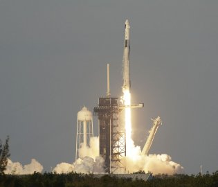 龙飞船发射升空