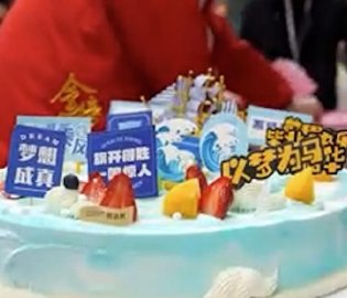 学校请高三生吃蛋糕