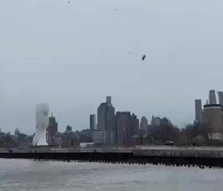 纽约一直升机坠河