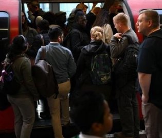 伦敦地铁停电线路瘫痪