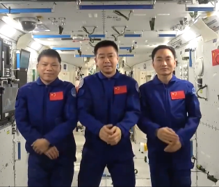 神二十乘组送六一祝福