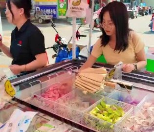 济南街头雪糕按斤卖