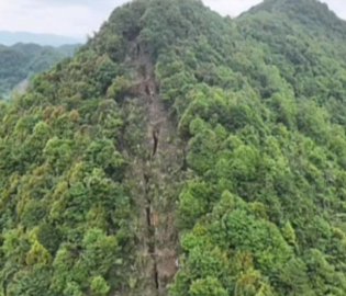 毕节一山体开裂