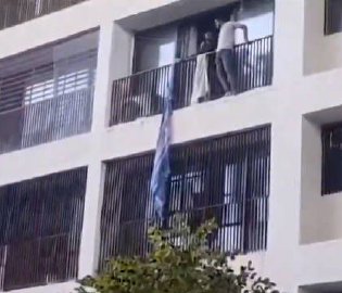 印客机撞上宿舍楼