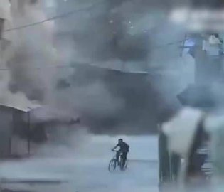 加沙男孩躲开袭击