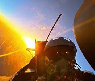 战机邂逅霞光画面超美