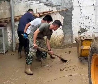 退伍00后军人榕江清淤