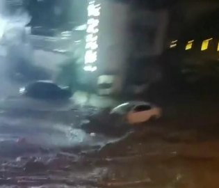 云南威信暴雨成灾