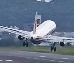 台风下飞机摇晃落地