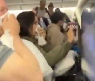 荷航客机起火烟雾弥漫客舱