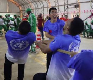 维和部队拔河比赛