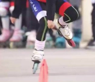女孩5.3秒轮滑过桩20个