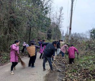 村民清路等孩子回家过年