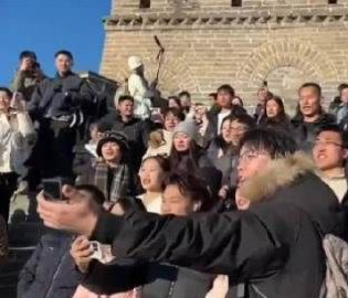 现在的长城堪比早读现场