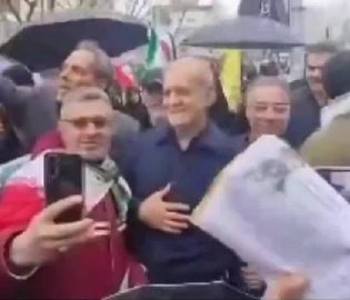 伊朗总统现身集会