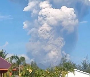 印尼一火山喷发