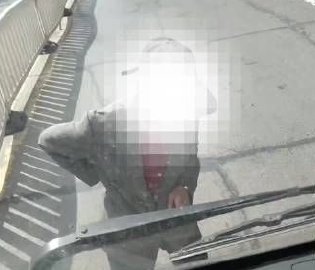 八旬老人拦车碰瓷索医药费
