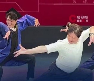 院长带研究生共舞视频走红