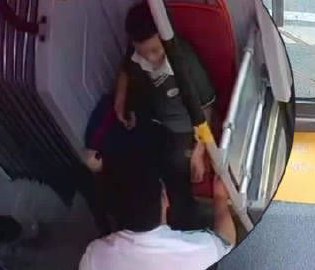 男孩沉浸式睡眠把司机急疯