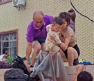 武警洪水中救嬰兒