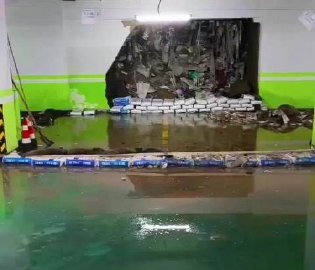 沈陽一小區(qū)車庫破損現(xiàn)垃圾